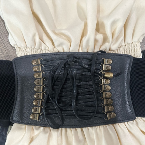 Pre-Owned Petite Pirate costume. Size XS - Picture 3 of 6